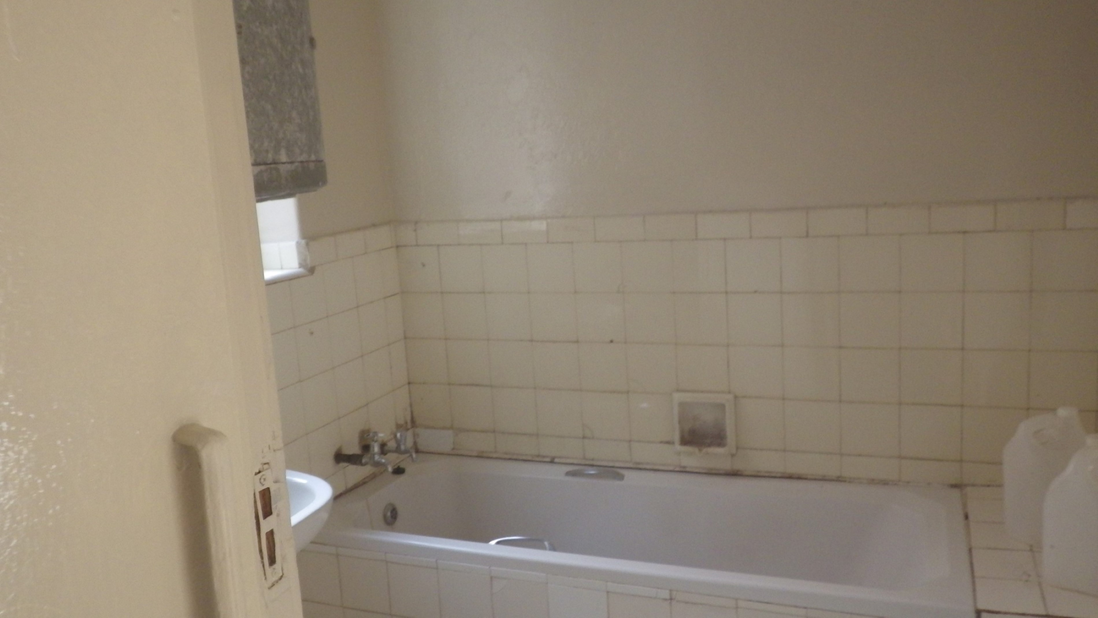 Room available immediately in Kingsvale Court in Yeoville Johannesburg.